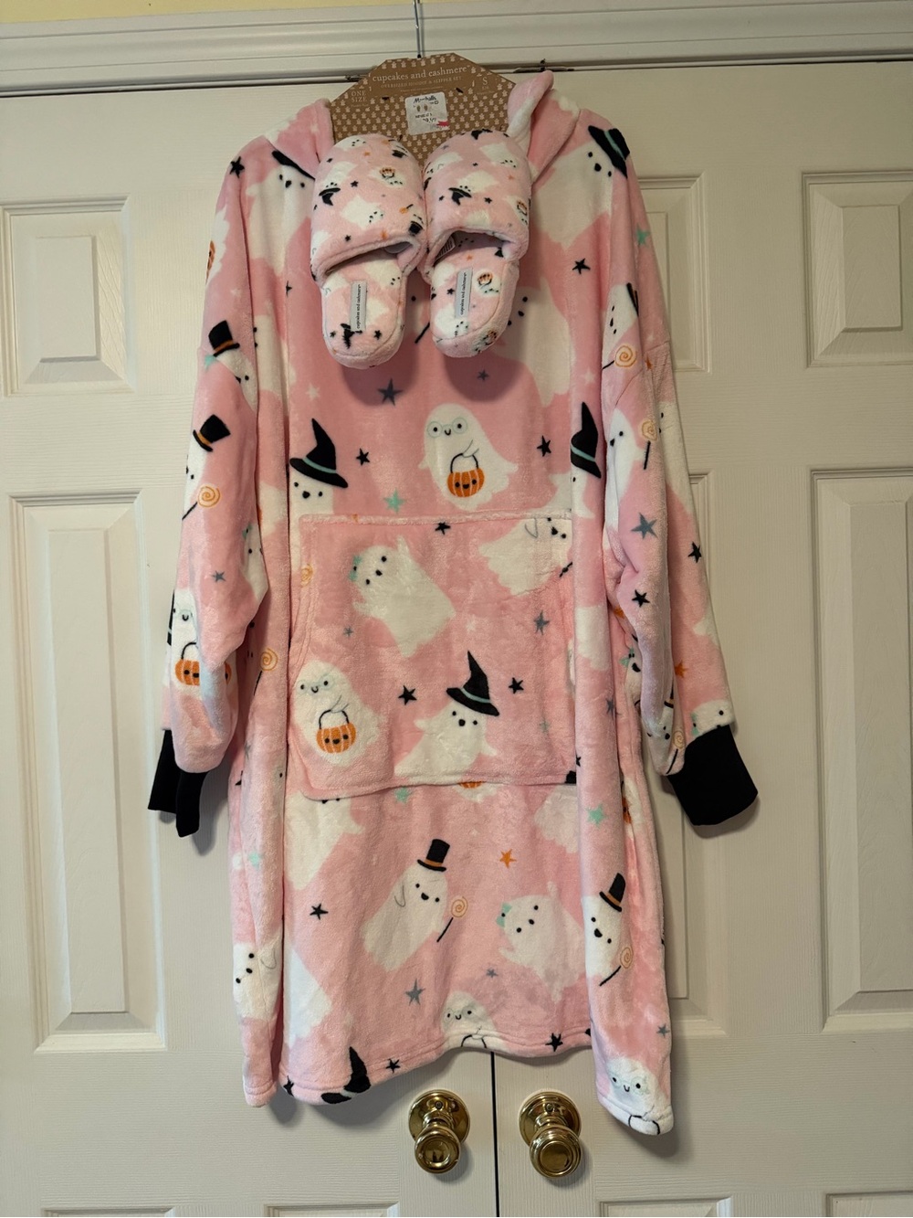 cupcakes & cashmere Pink Ghost Print Plush Wearable Blanket with Slippers